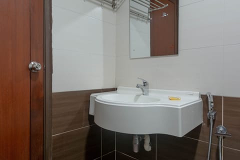 Twin Room | Bathroom | Shower, rainfall showerhead, free toiletries, hair dryer