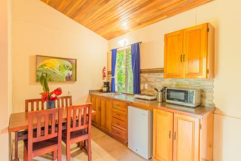 Comfort Villa, Multiple Beds | Private kitchenette | Fridge