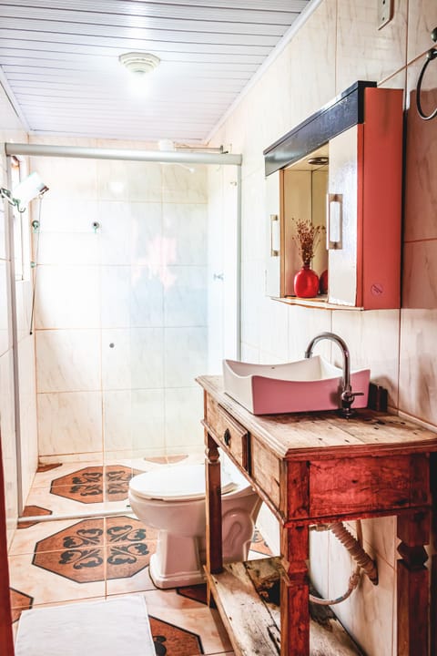 Suite Rubi | Bathroom | Shower, towels, shampoo