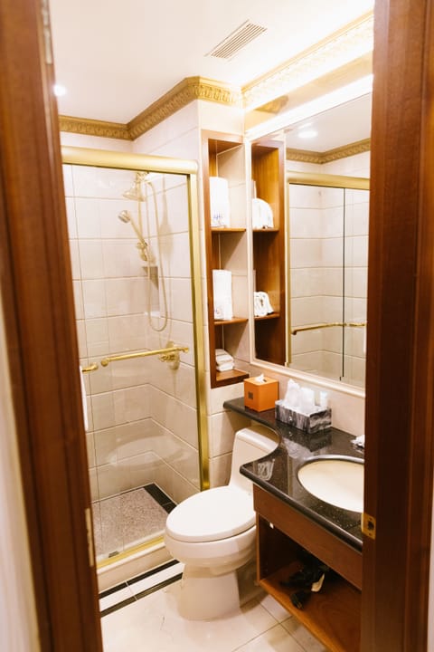 Deluxe King Bed Room | Bathroom | Shower, free toiletries, slippers, towels