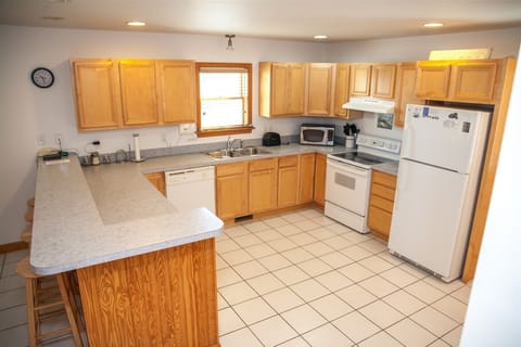 Cottage, 3 Bedrooms | Private kitchen | Full-size fridge, microwave, stovetop, coffee/tea maker