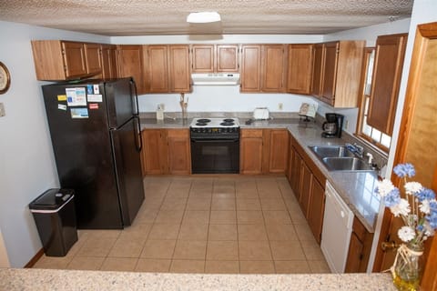 Cottage, 3 Bedrooms | Private kitchen | Full-size fridge, microwave, stovetop, dishwasher