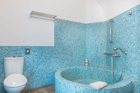 Superior Double Room (Caldera View) | Bathroom | Shower, designer toiletries, hair dryer, bathrobes