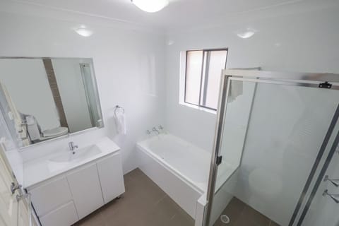 Apartment, 2 Bedrooms (35 Grose St) | Bathroom | Separate tub and shower, towels