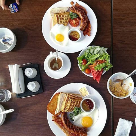 Daily cooked-to-order breakfast (PHP 770 per person)