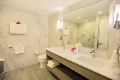 Deluxe Suite, 1 Bedroom, Kitchen | Bathroom | Shower, free toiletries, hair dryer, bathrobes