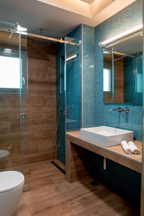 Junior Suite, Jetted Tub | Bathroom | Shower, free toiletries, hair dryer, bathrobes