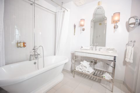 Suite | Bathroom | Combined shower/tub, rainfall showerhead, designer toiletries