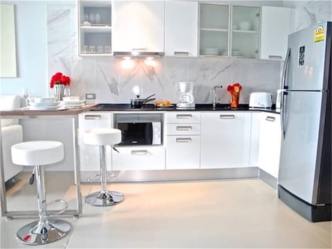 Apartment, 1 Bedroom | Private kitchen | Fridge, microwave, oven, stovetop