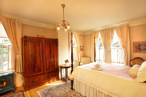 Room, Private Bathroom (Queen Room) | Premium bedding, down comforters, iron/ironing board, free WiFi