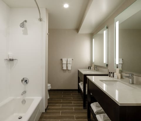 Executive Suite, 1 King Bed | Bathroom | Free toiletries, hair dryer, towels