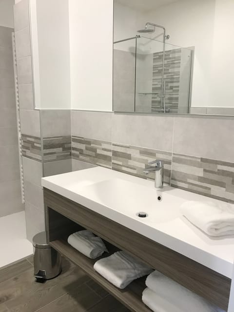 Triple Room, Balcony | Bathroom sink