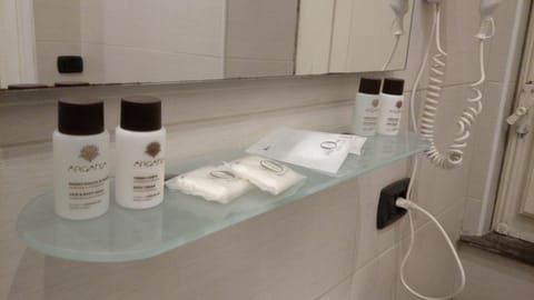 Double Room | Bathroom amenities | Shower, free toiletries, hair dryer, bidet