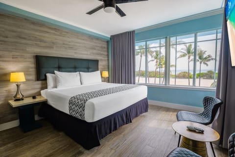 Oceanfront King | Hypo-allergenic bedding, pillowtop beds, in-room safe