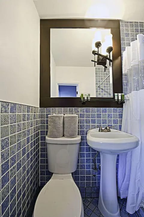 Oceanfront King | Bathroom | Combined shower/tub, designer toiletries, hair dryer, towels