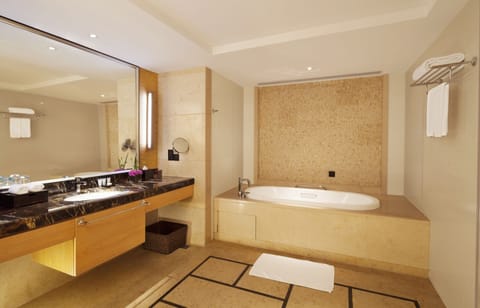Executive Suite | Bathroom | Free toiletries, hair dryer, slippers, towels
