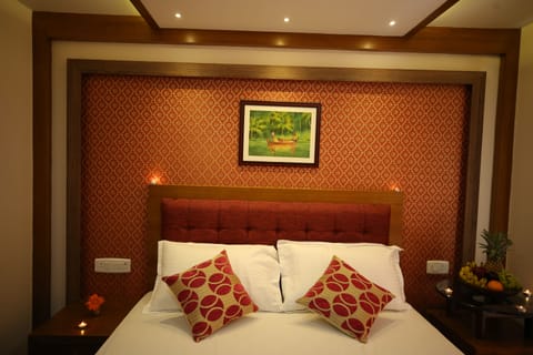 Luxury Room | Minibar, soundproofing, rollaway beds, bed sheets