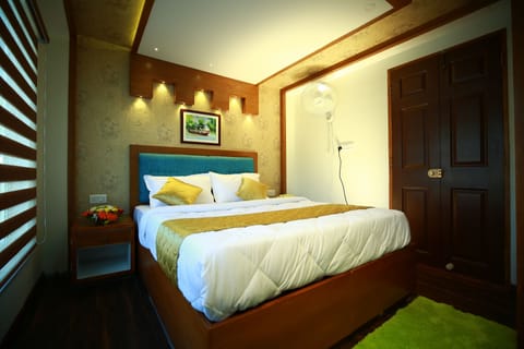 Luxury Room | Minibar, soundproofing, rollaway beds, bed sheets
