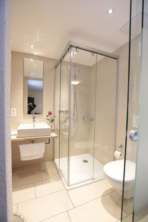 Classic Single Room | Bathroom | Free toiletries, hair dryer, towels