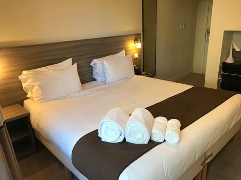 Deluxe Double Room, 1 King Bed | Premium bedding, desk, iron/ironing board, free WiFi