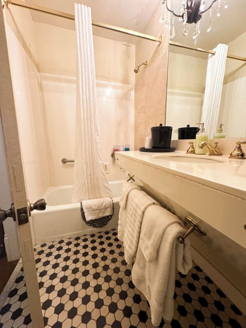 Room, 1 Queen Bed (Rosalie Beekman) | Bathroom | Combined shower/tub, free toiletries, hair dryer, towels