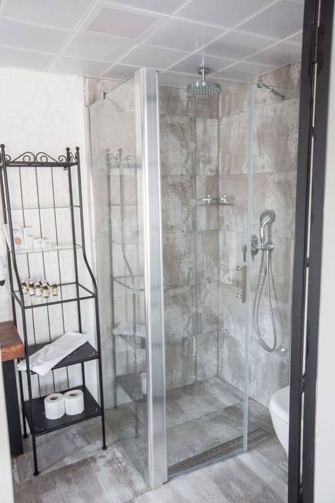 Deluxe Room, Jetted Tub | Bathroom shower