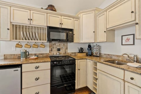 Deluxe River Cottages  (202162546) | Private kitchen | Fridge, microwave, coffee/tea maker