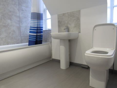 Comfort Single Room, Ensuite | Bathroom | Free toiletries