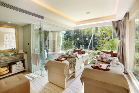 Couples treatment rooms, spa tub, body treatments, aromatherapy