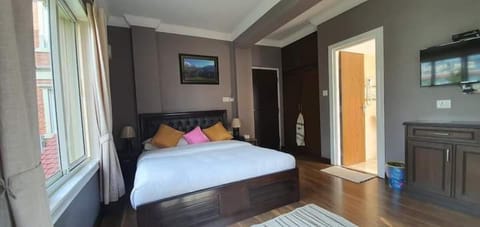 Standard Double Room, 1 King Bed | Egyptian cotton sheets, premium bedding, minibar, in-room safe