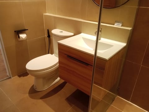 Family Room | Bathroom | Shower, free toiletries, hair dryer, bidet