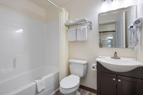 Combined shower/tub, deep soaking tub, free toiletries, towels