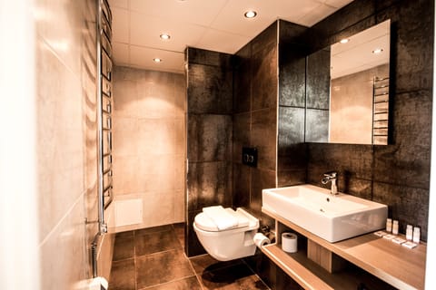 Standard Suite, 1 Bedroom | Bathroom | Shower, free toiletries, towels