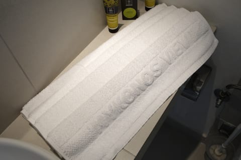 Standard Twin Room | Bathroom amenities | Hair dryer, towels