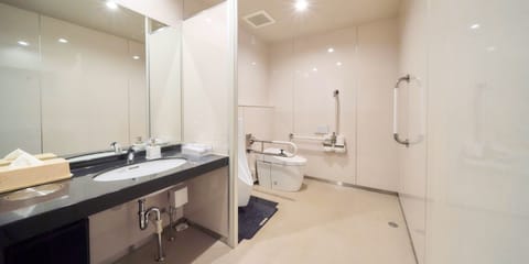 Economy Twin Room, Smoking | Bathroom | Combined shower/tub, free toiletries, hair dryer, slippers