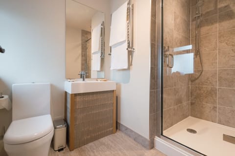 Deluxe Double Room | Bathroom | Free toiletries, hair dryer, towels, soap