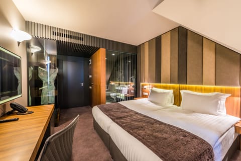 Deluxe Double Room, 1 King Bed | Premium bedding, minibar, in-room safe, desk