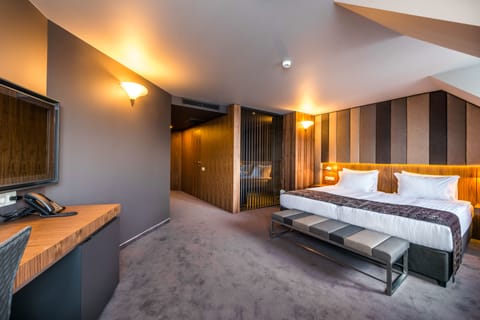 Deluxe Suite, 1 Bedroom | Premium bedding, minibar, in-room safe, desk