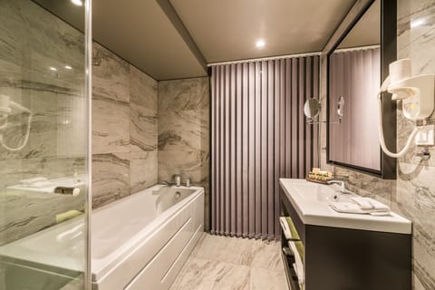 Deluxe Suite, 1 Bedroom | Bathroom | Free toiletries, hair dryer, bathrobes, slippers