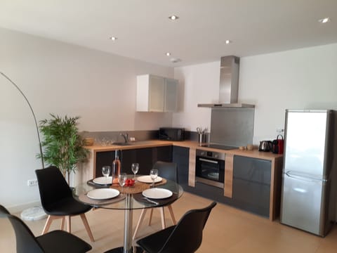 Apartment, Private Bathroom, Sea View (Exécutive) | Private kitchen | Full-size fridge, microwave, stovetop, dishwasher