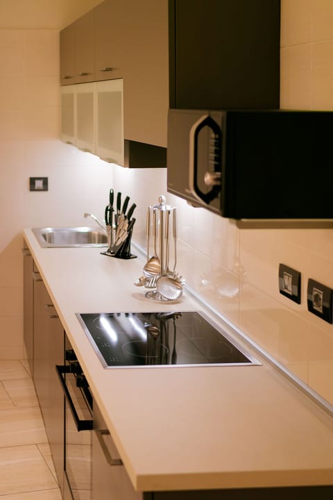 Executive Suite | Private kitchenette | Full-size fridge, microwave, oven, stovetop