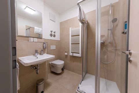 Design Double Room, 1 Queen Bed, Non Smoking | Bathroom | Shower, hair dryer, towels