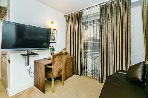 Deluxe Double Room, Balcony | Egyptian cotton sheets, premium bedding, minibar, in-room safe