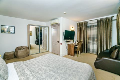 Deluxe Double Room, Balcony | Egyptian cotton sheets, premium bedding, minibar, in-room safe