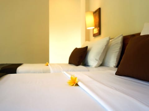 Deluxe Twin Room | In-room safe, desk, soundproofing, rollaway beds