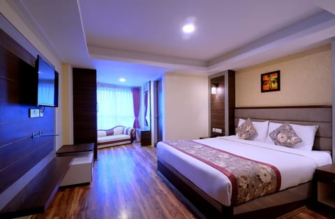 Deluxe Double Room, 1 King Bed | Premium bedding, down comforters, memory foam beds, in-room safe