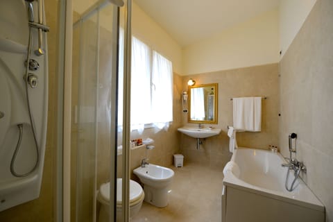 Suite (Prestige) | Bathroom | Shower, hair dryer, bidet, towels