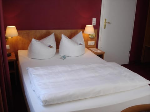 Premium bedding, desk, blackout drapes, soundproofing