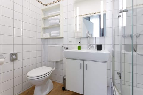 Double Room | Bathroom | Shower, free toiletries, hair dryer, towels