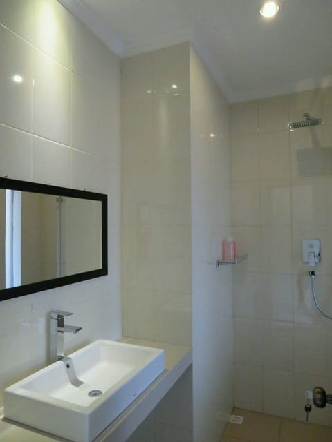 Deluxe Double Room | Bathroom sink